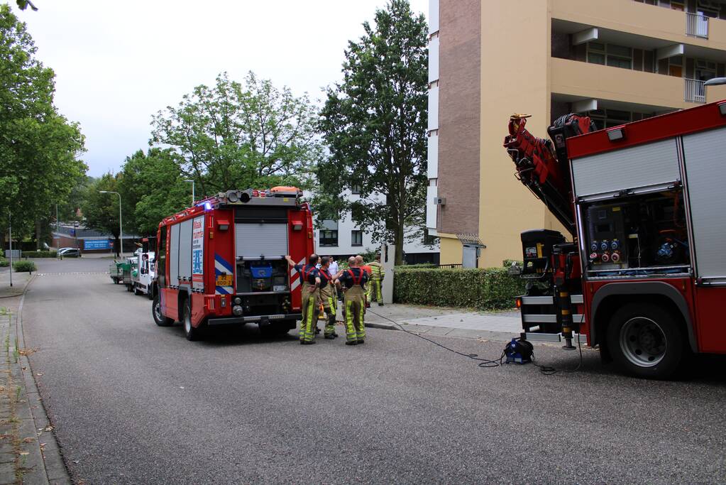 Deur kelderbox vliegt in brand