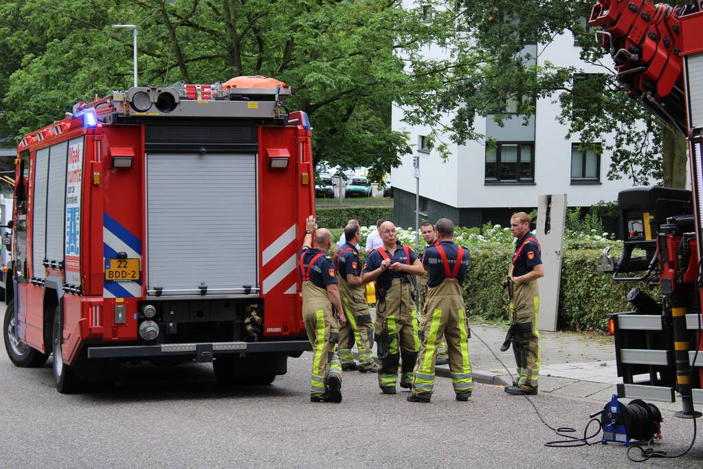 Deur kelderbox vliegt in brand
