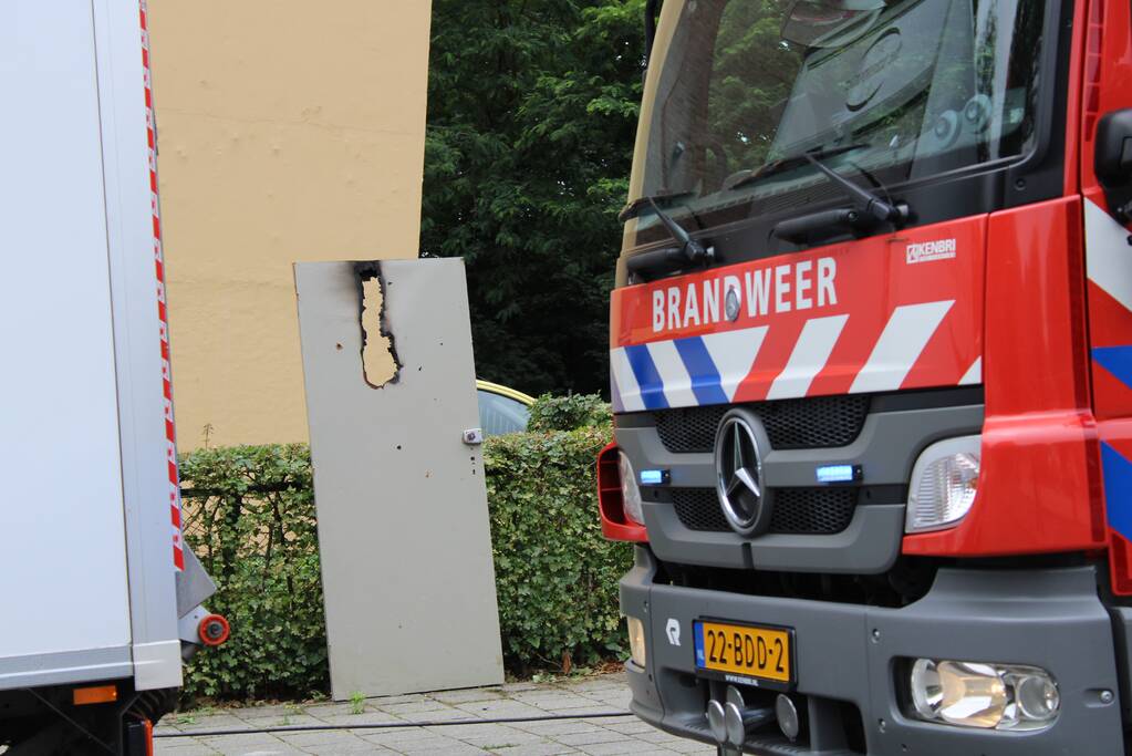 Deur kelderbox vliegt in brand
