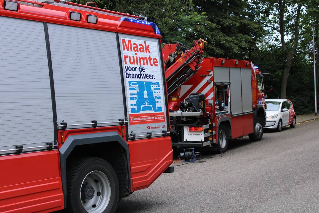 Deur kelderbox vliegt in brand