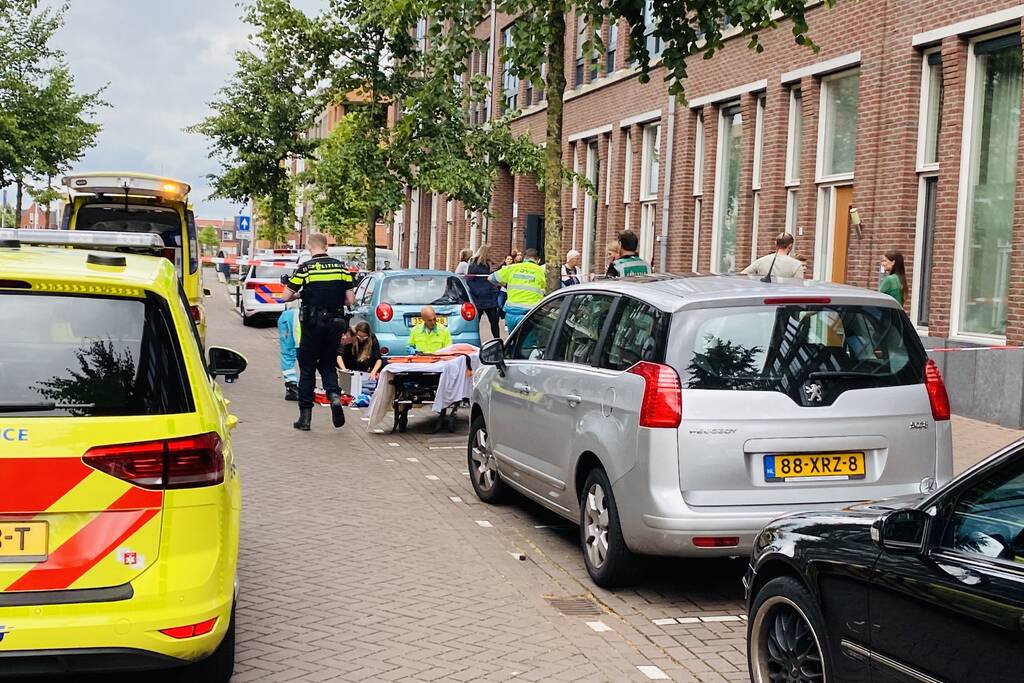 Traumahelikopter landt voor gewonde op straat