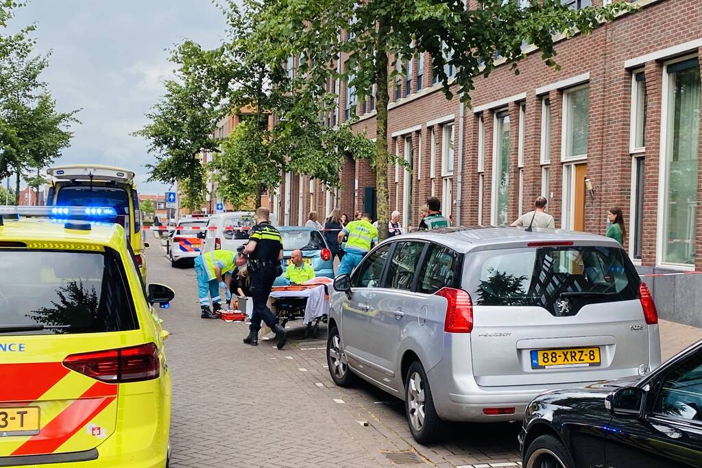Traumahelikopter landt voor gewonde op straat