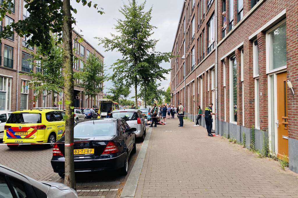 Traumahelikopter landt voor gewonde op straat