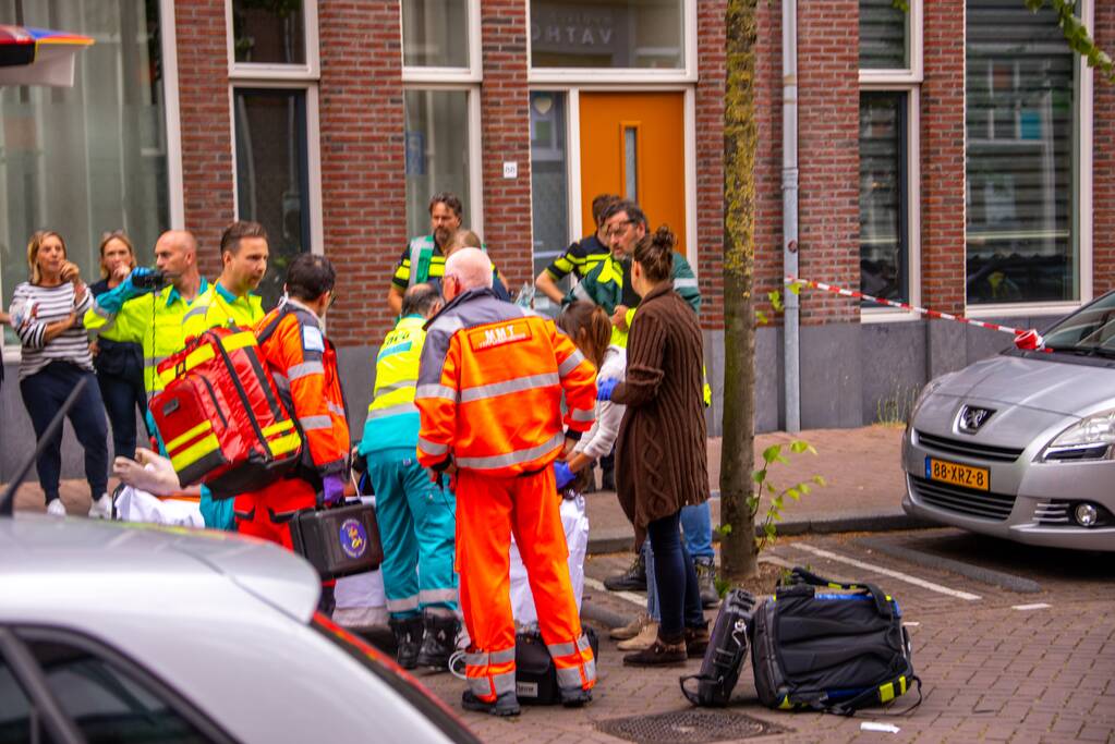 Traumahelikopter landt voor gewonde op straat