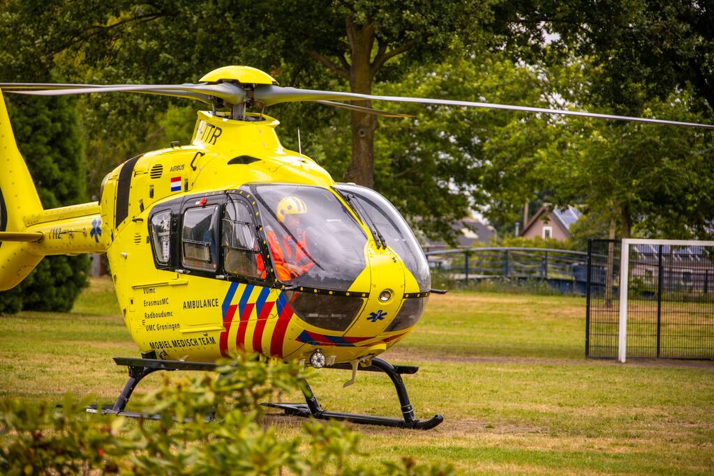 Traumahelikopter landt voor gewonde op straat
