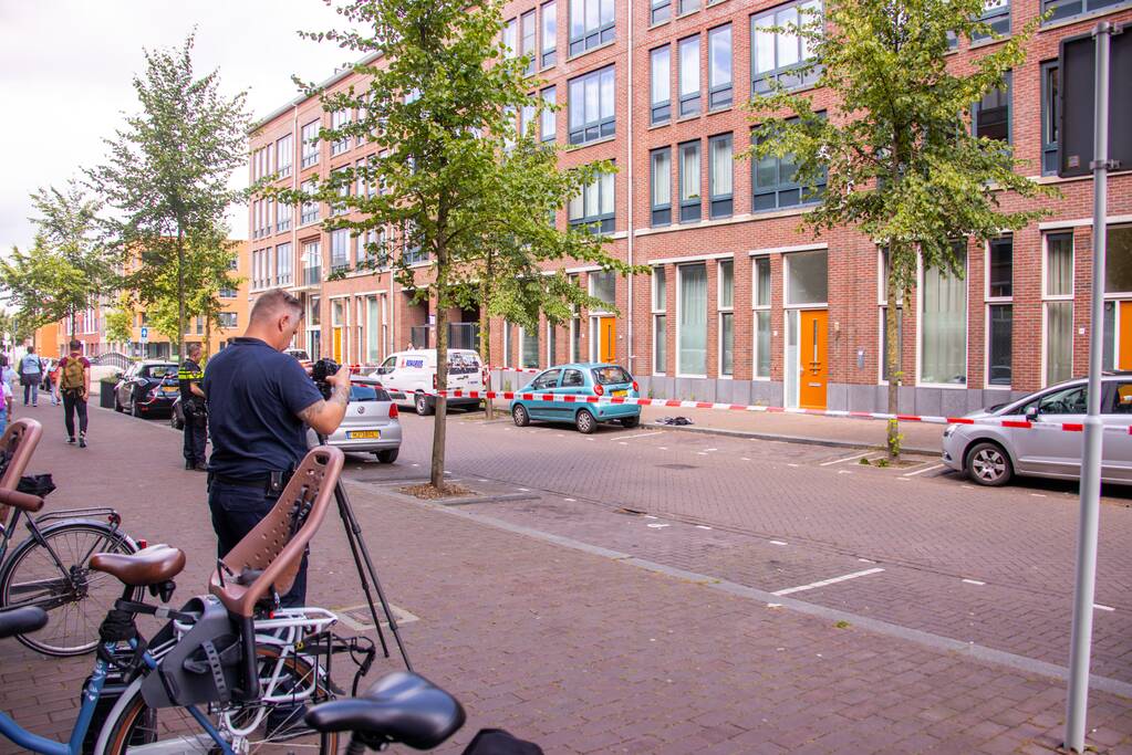 Traumahelikopter landt voor gewonde op straat