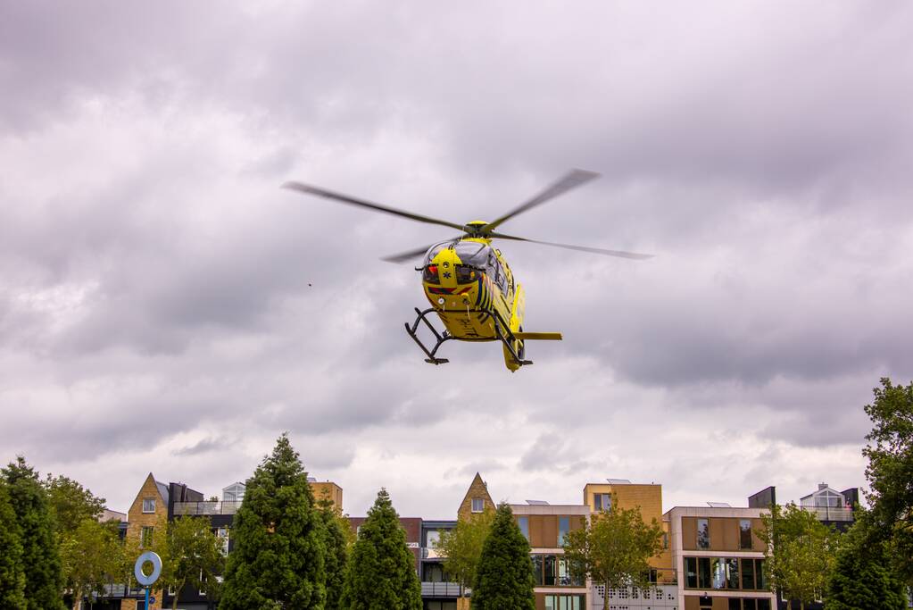 Traumahelikopter landt voor gewonde op straat