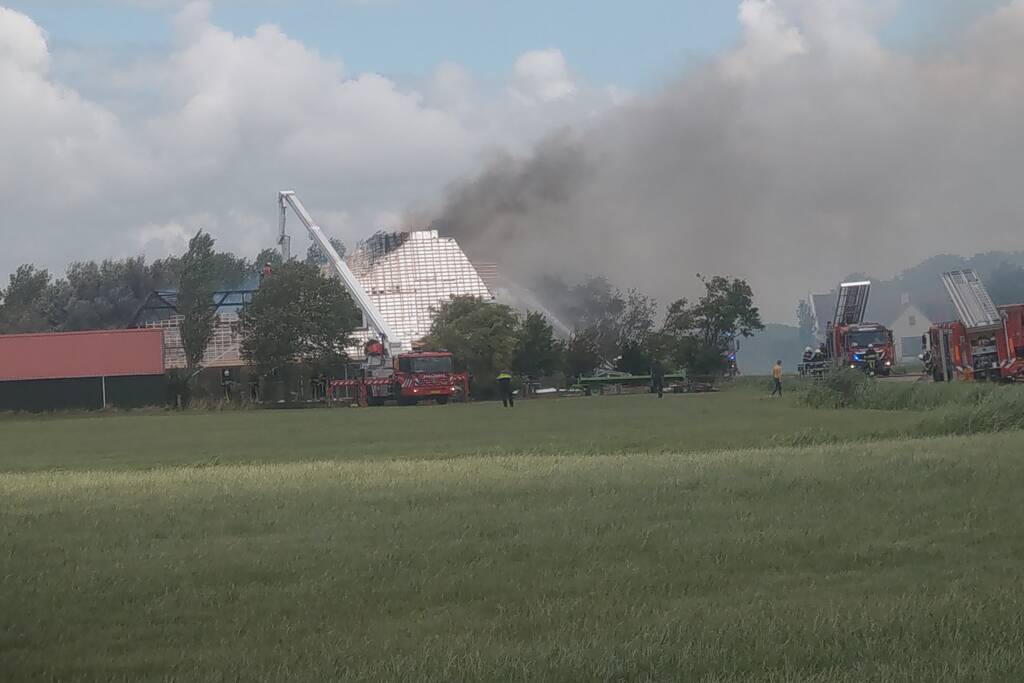 Dak van woonboerderij vliegt in brand