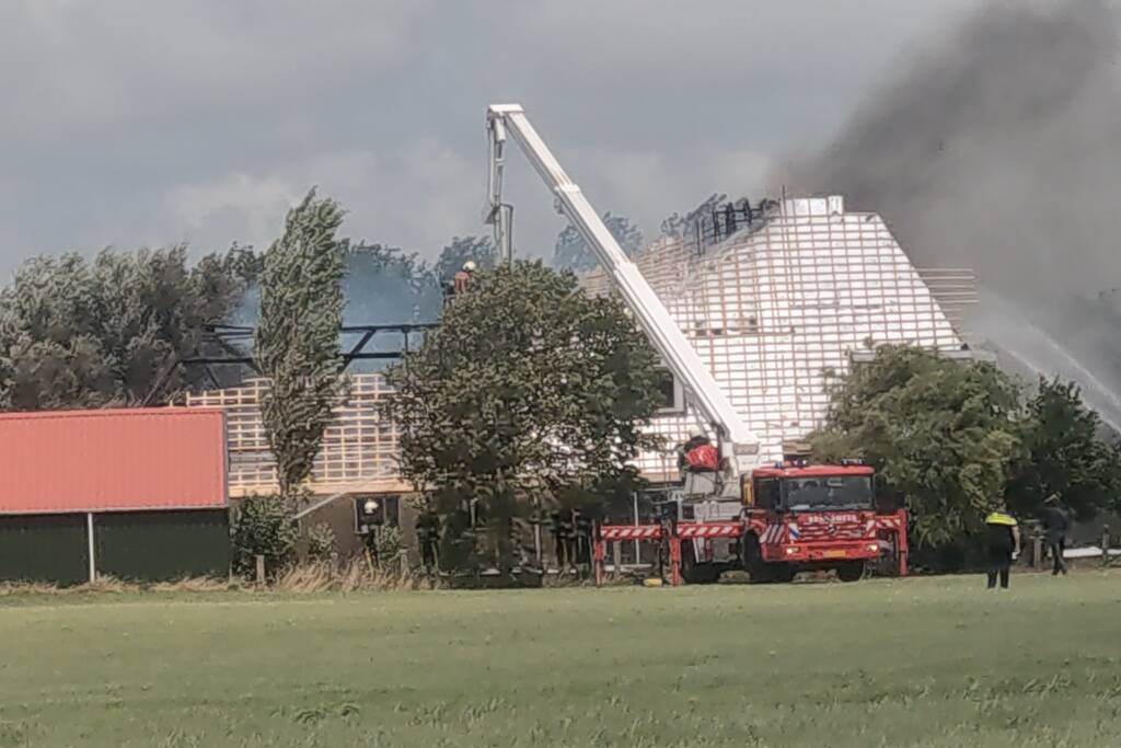 Dak van woonboerderij vliegt in brand
