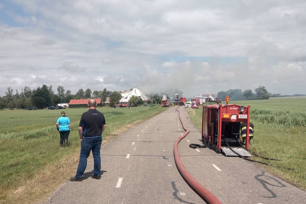 Dak van woonboerderij vliegt in brand