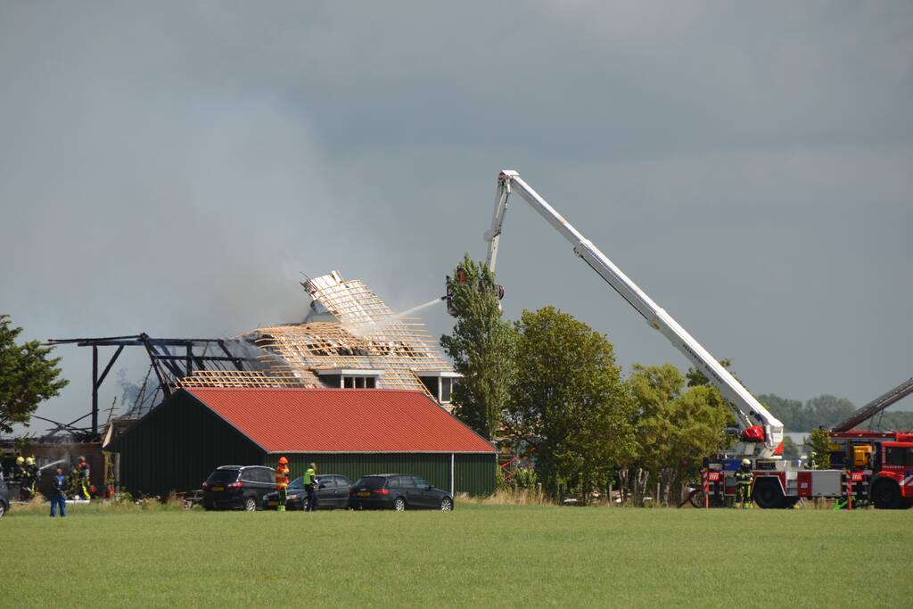 Dak van woonboerderij vliegt in brand
