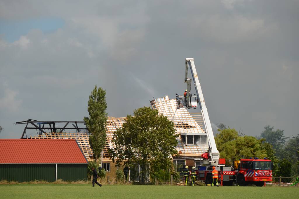 Dak van woonboerderij vliegt in brand