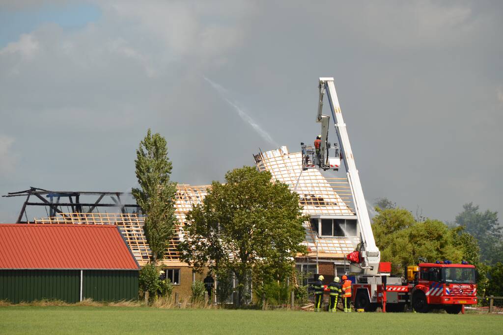 Dak van woonboerderij vliegt in brand