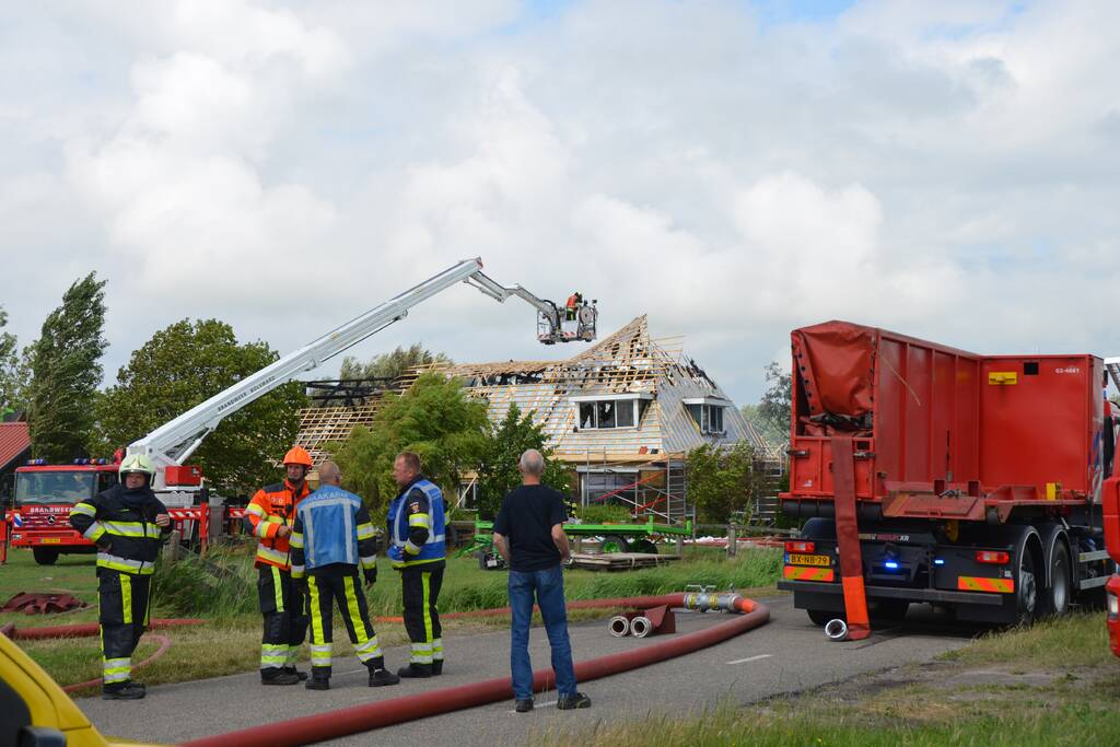 Dak van woonboerderij vliegt in brand