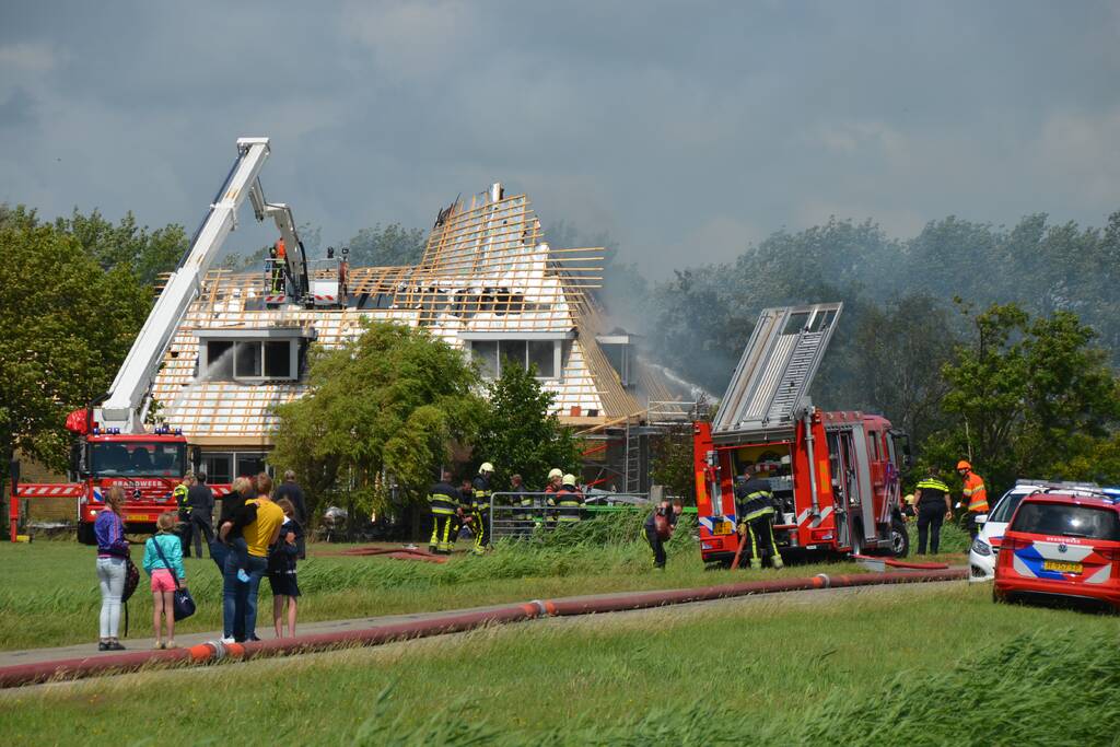Dak van woonboerderij vliegt in brand