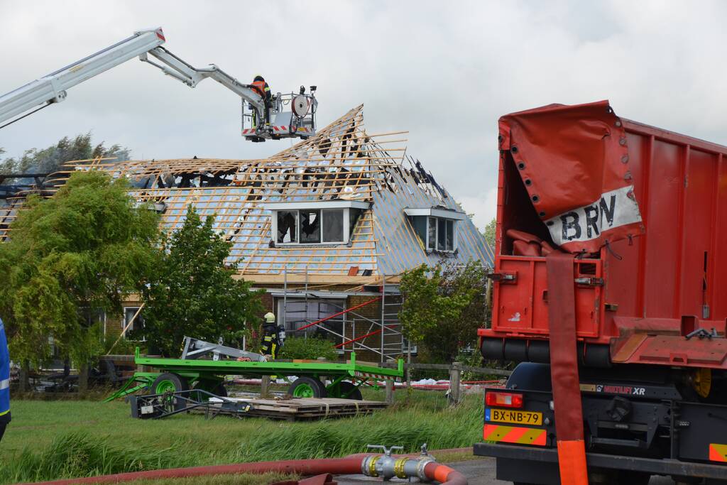 Dak van woonboerderij vliegt in brand