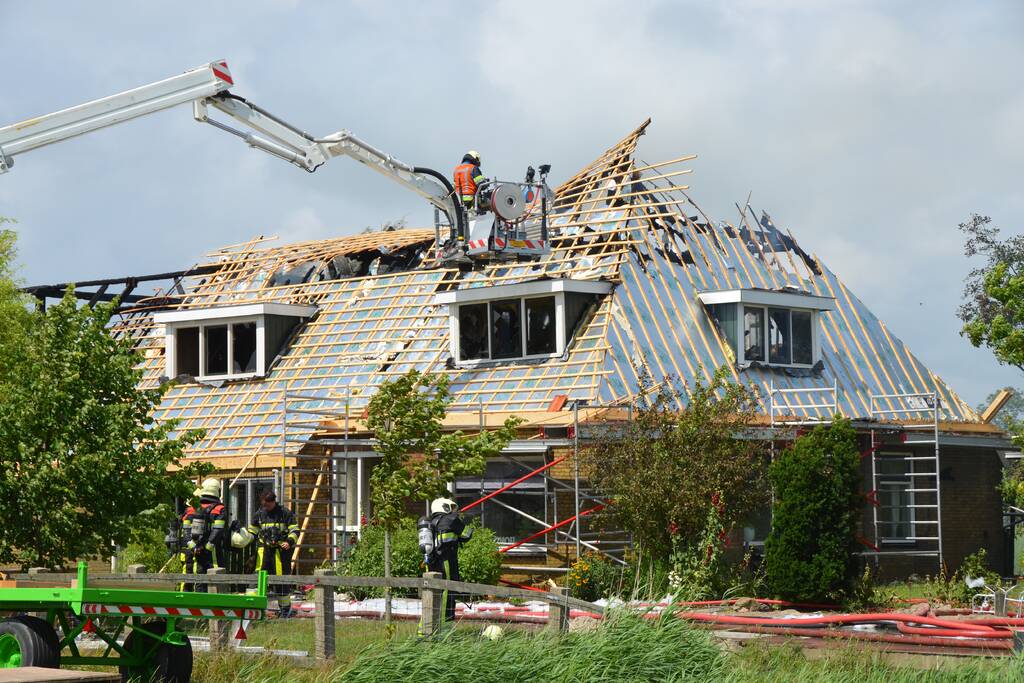 Dak van woonboerderij vliegt in brand