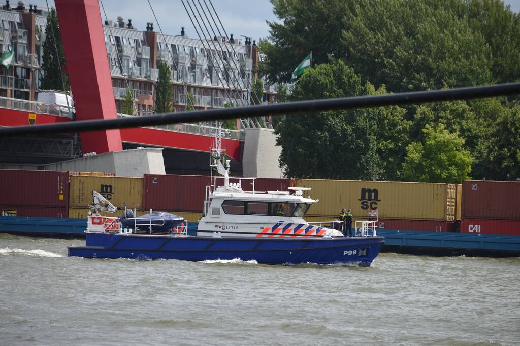 Containerschip vaart tegen Willemsbrug