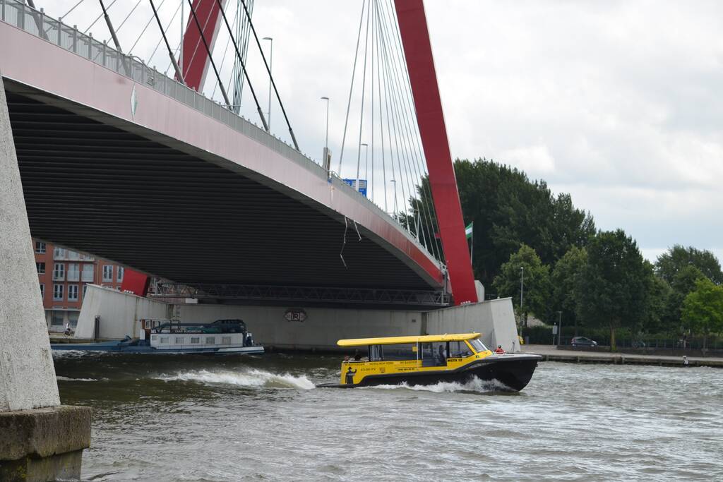 Containerschip vaart tegen Willemsbrug