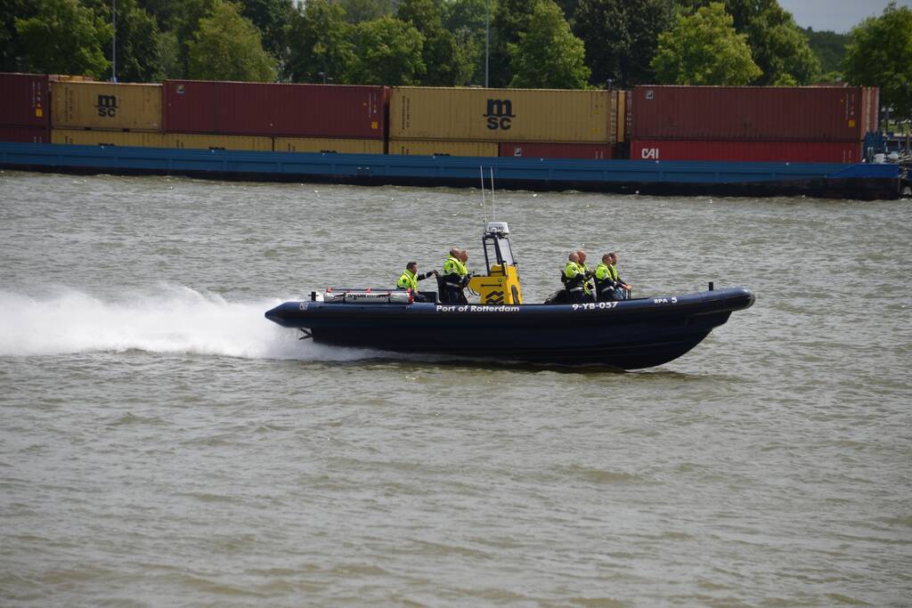 Containerschip vaart tegen Willemsbrug