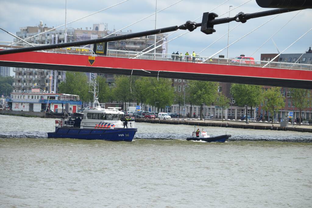 Containerschip vaart tegen Willemsbrug