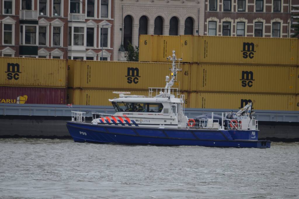 Containerschip vaart tegen Willemsbrug