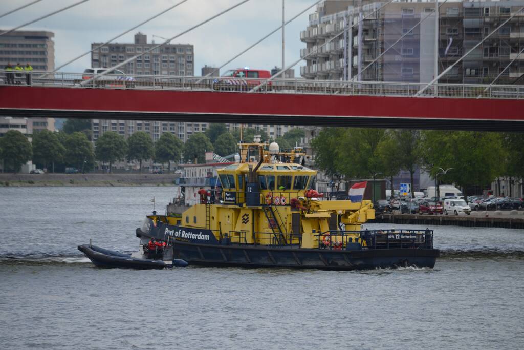 Containerschip vaart tegen Willemsbrug