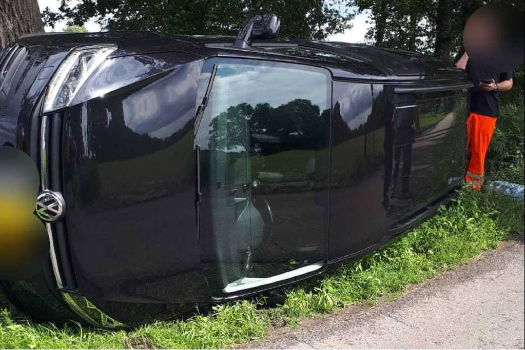 Auto belandt op zijn kant na botsing