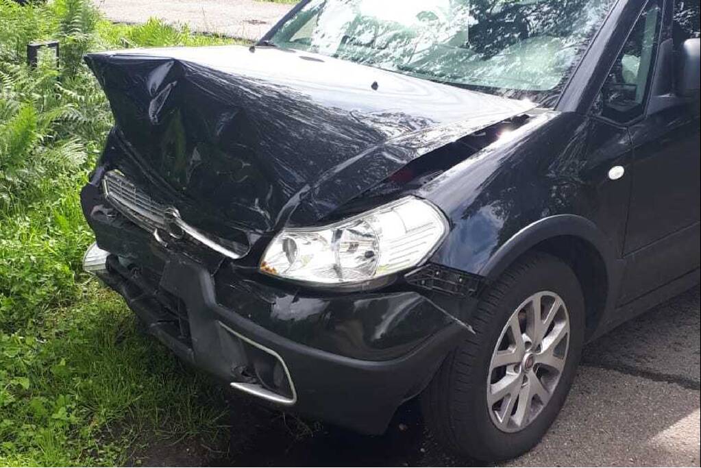 Auto belandt op zijn kant na botsing