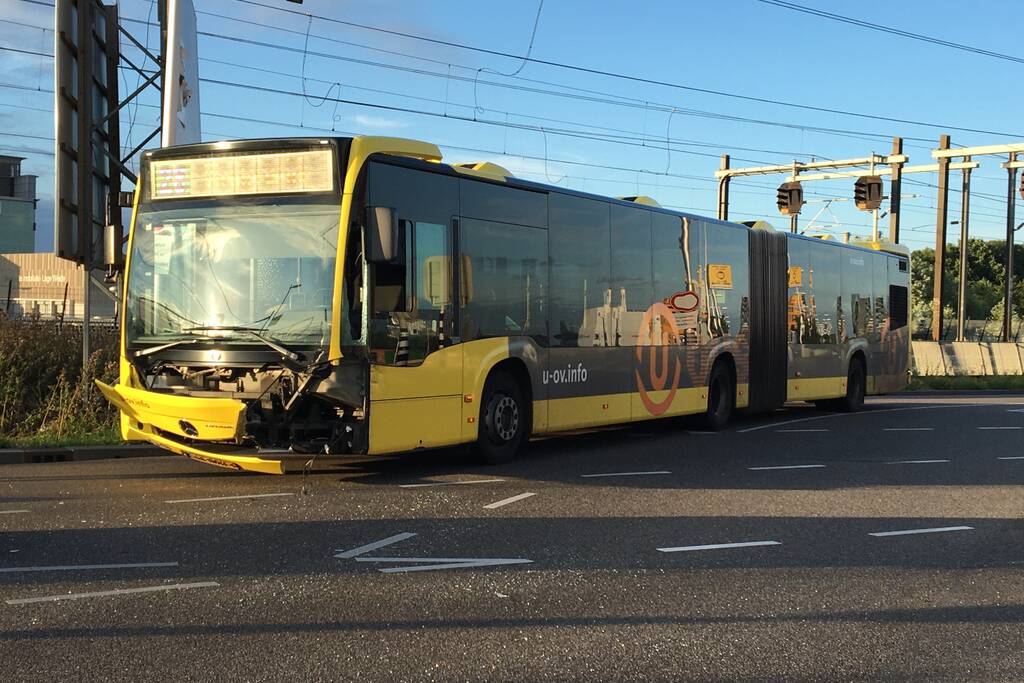 Lijnbus flink beschadigd na aanrijding met auto
