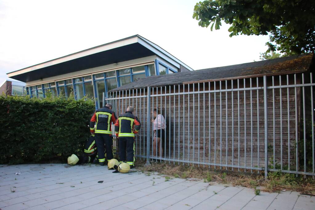 Brandweer bevrijdt jongedame uit benarde positie
