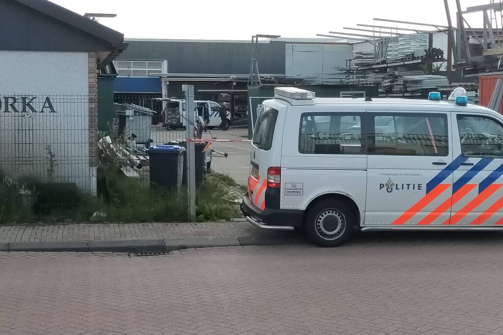 Arrestatieteam doet inval in pand op industrieterrein