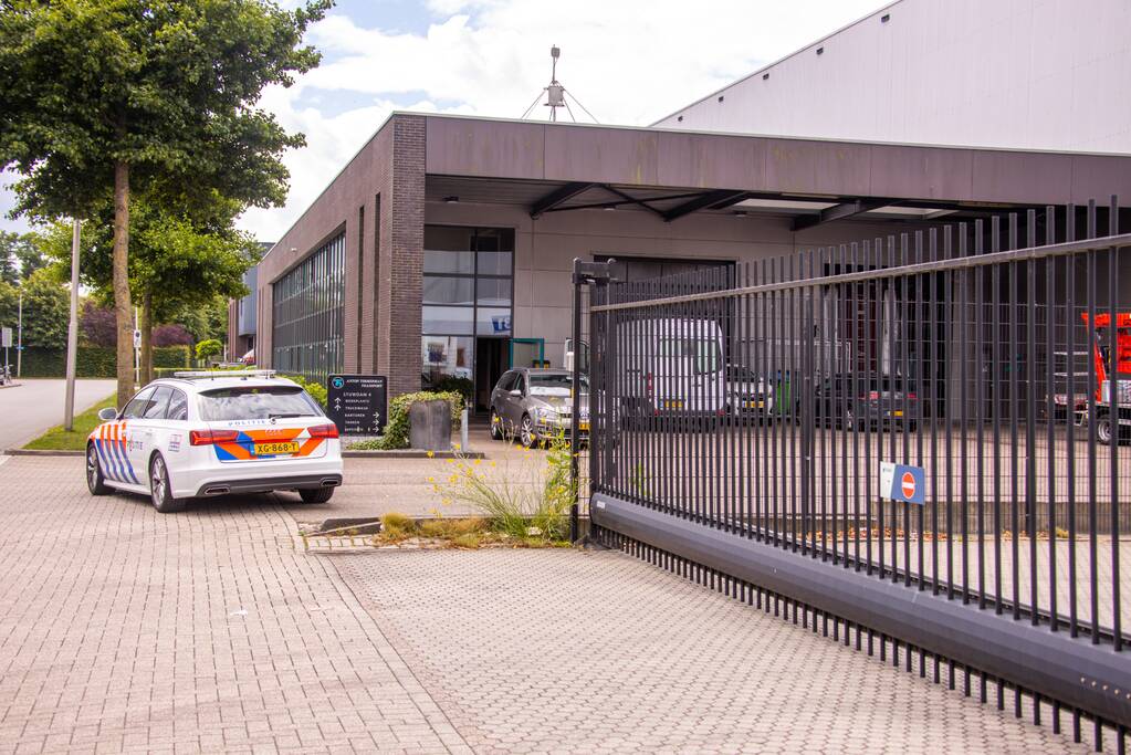 Arrestatieteam valt met zwaar geschut pand Bedrijventerrein De Wieken binnen