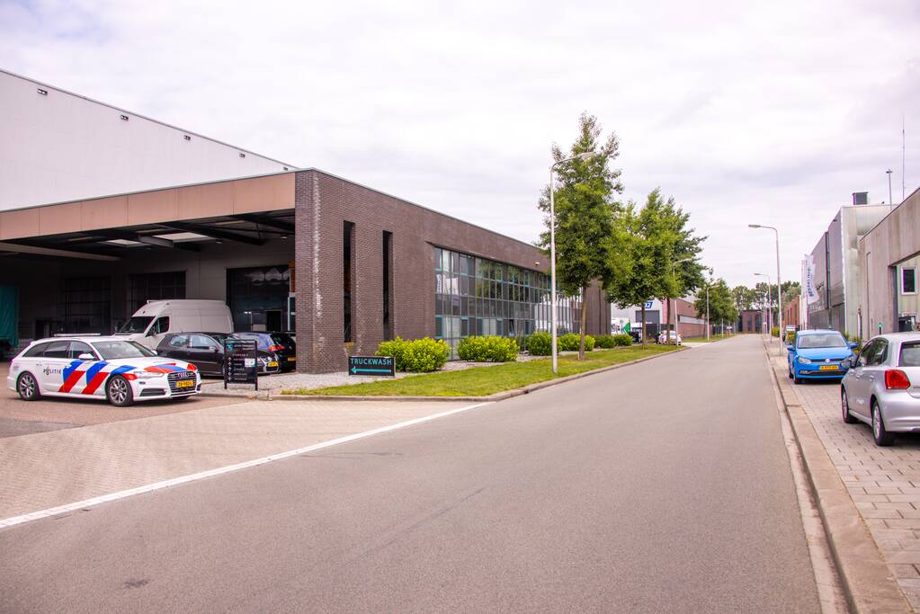 Arrestatieteam valt met zwaar geschut pand Bedrijventerrein De Wieken binnen