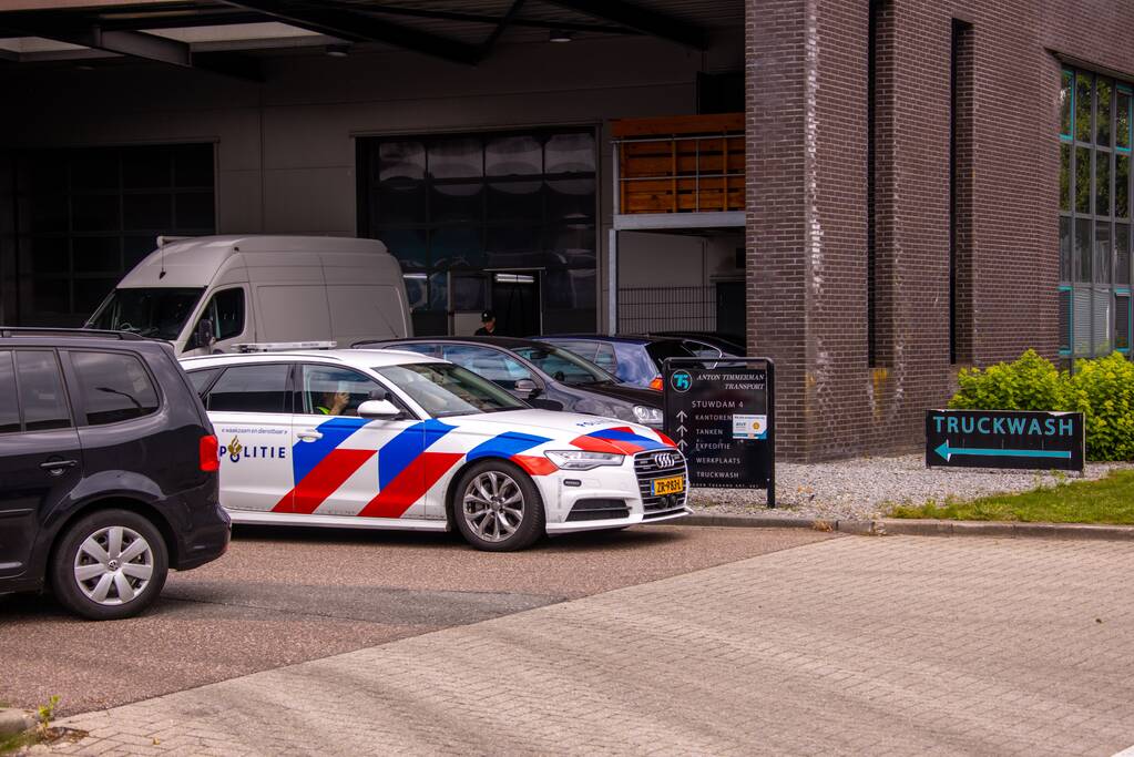 Arrestatieteam valt met zwaar geschut pand Bedrijventerrein De Wieken binnen