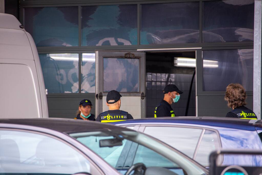 Arrestatieteam valt met zwaar geschut pand Bedrijventerrein De Wieken binnen