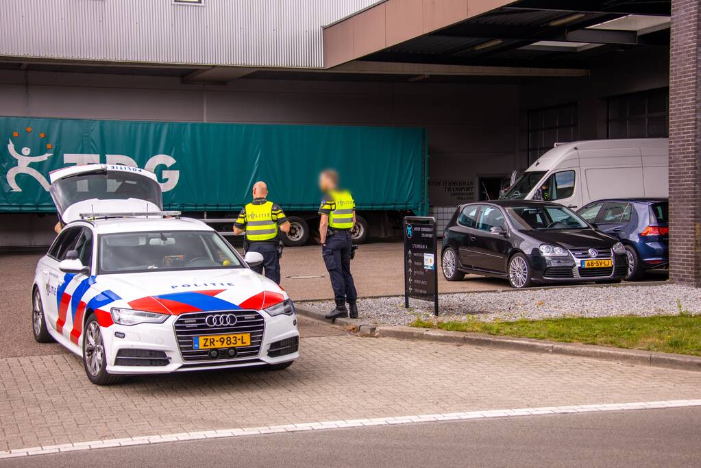 Arrestatieteam valt met zwaar geschut pand Bedrijventerrein De Wieken binnen