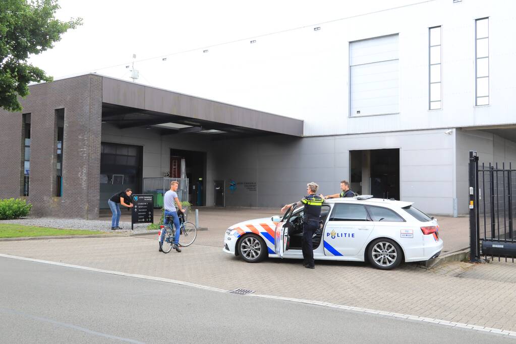 Arrestatieteam valt met zwaar geschut pand Bedrijventerrein De Wieken binnen