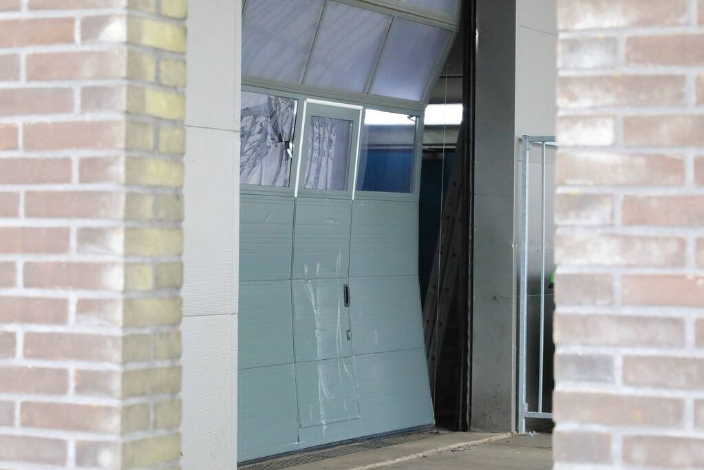 Arrestatieteam valt met zwaar geschut pand Bedrijventerrein De Wieken binnen