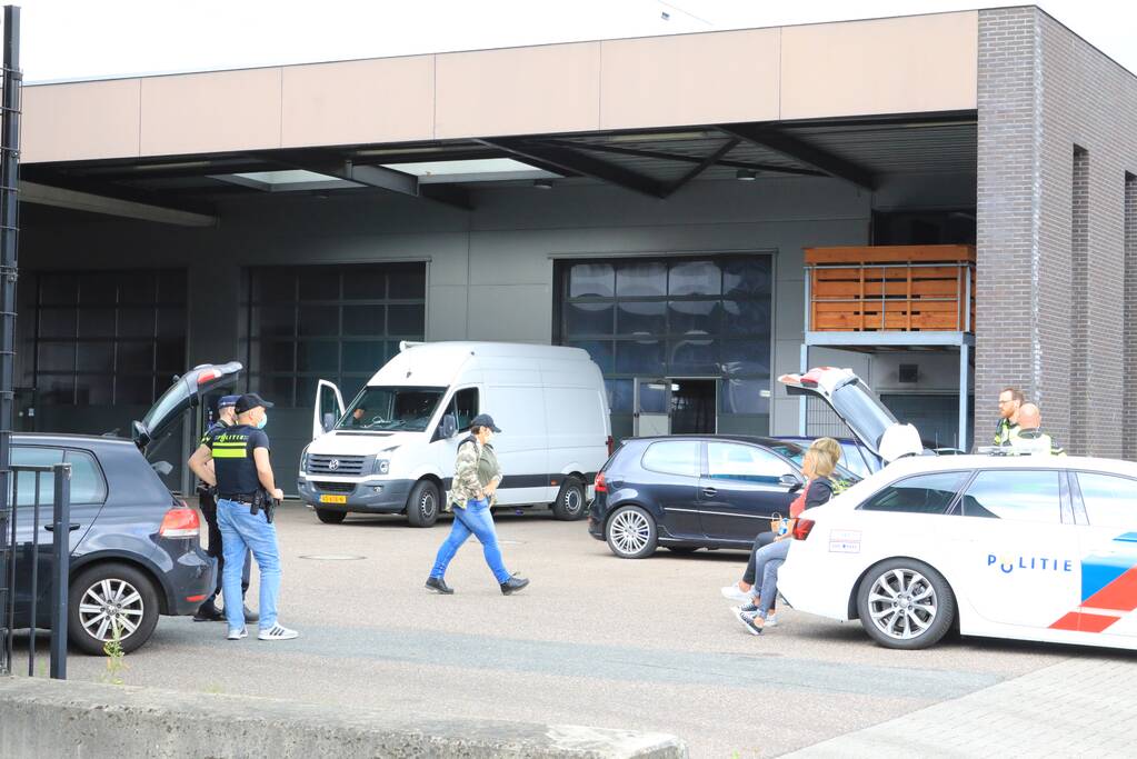 Arrestatieteam valt met zwaar geschut pand Bedrijventerrein De Wieken binnen
