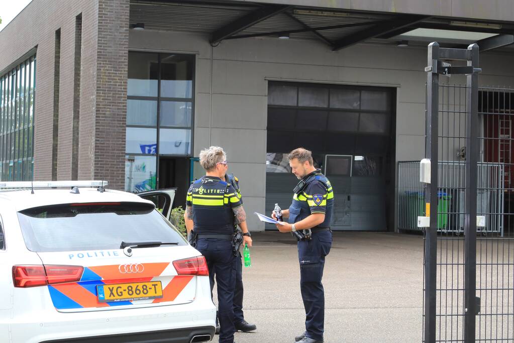 Arrestatieteam valt met zwaar geschut pand Bedrijventerrein De Wieken binnen