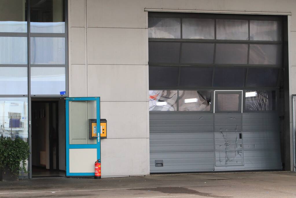 Arrestatieteam valt met zwaar geschut pand Bedrijventerrein De Wieken binnen