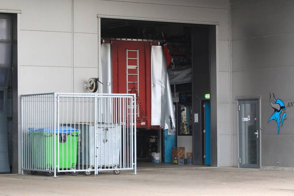 Arrestatieteam valt met zwaar geschut pand Bedrijventerrein De Wieken binnen