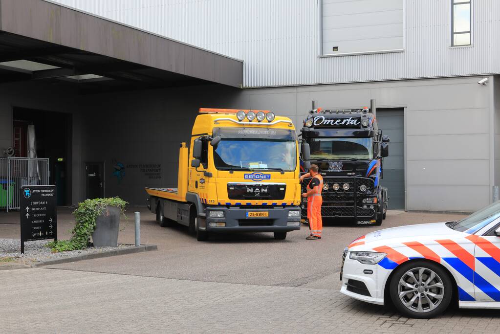 Arrestatieteam valt met zwaar geschut pand Bedrijventerrein De Wieken binnen