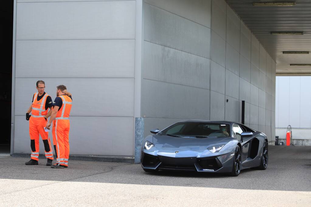 Arrestatieteam valt met zwaar geschut pand Bedrijventerrein De Wieken binnen