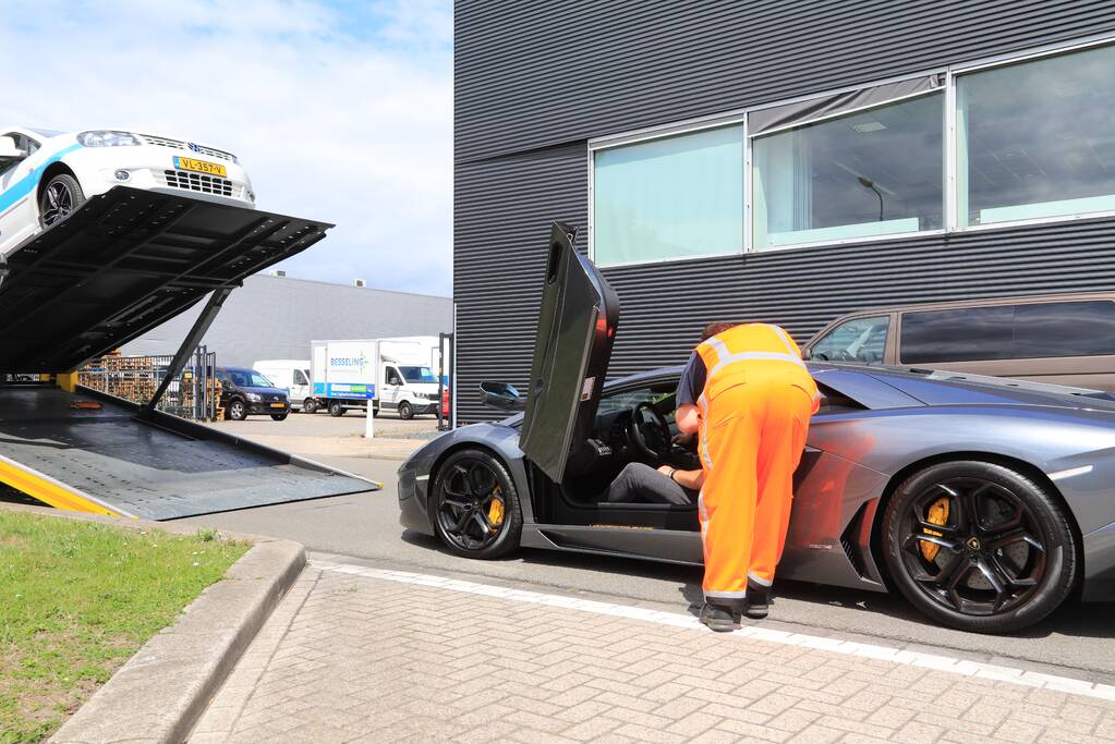 Arrestatieteam valt met zwaar geschut pand Bedrijventerrein De Wieken binnen