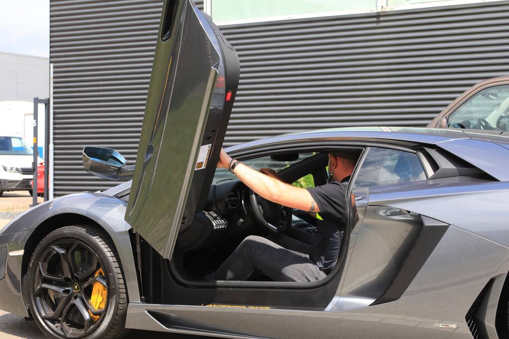 Arrestatieteam valt met zwaar geschut pand Bedrijventerrein De Wieken binnen