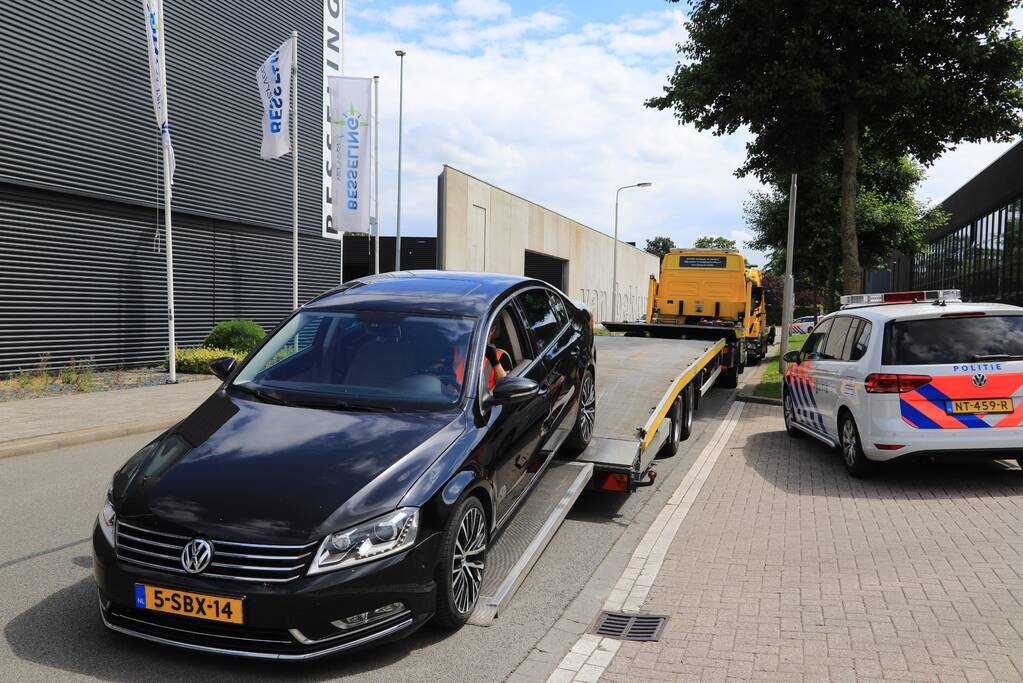 Arrestatieteam valt met zwaar geschut pand Bedrijventerrein De Wieken binnen