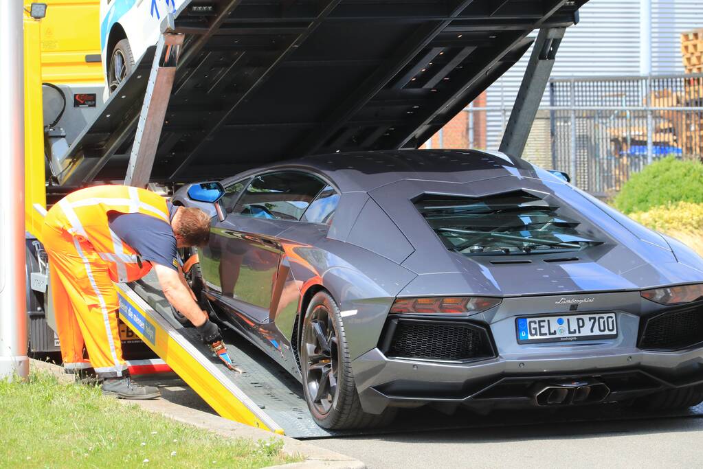 Arrestatieteam valt met zwaar geschut pand Bedrijventerrein De Wieken binnen