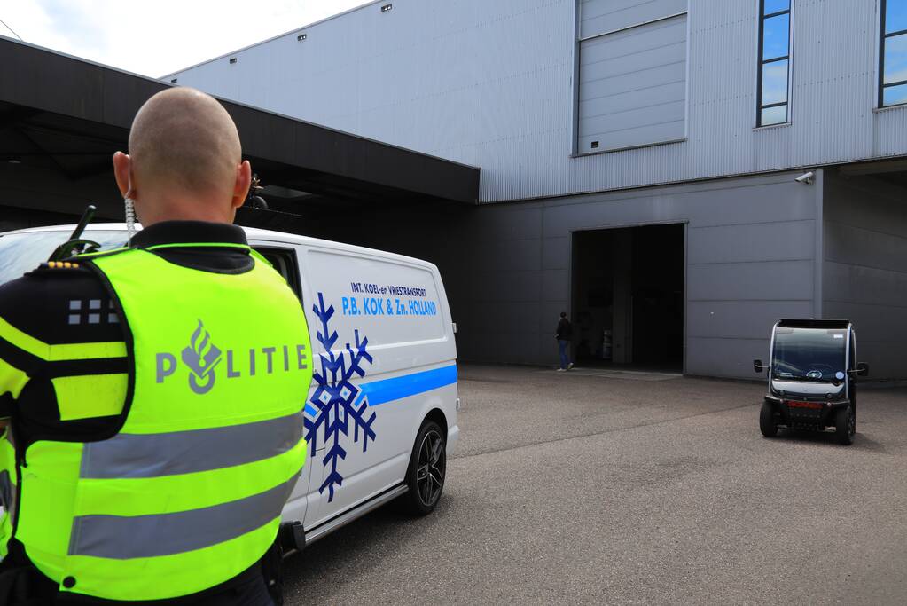 Arrestatieteam valt met zwaar geschut pand Bedrijventerrein De Wieken binnen
